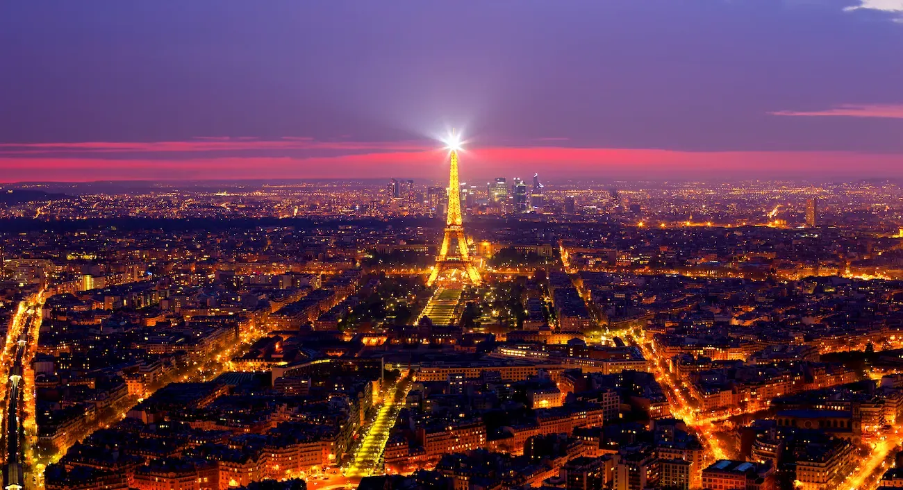 when does the eiffel tower sparkle at night